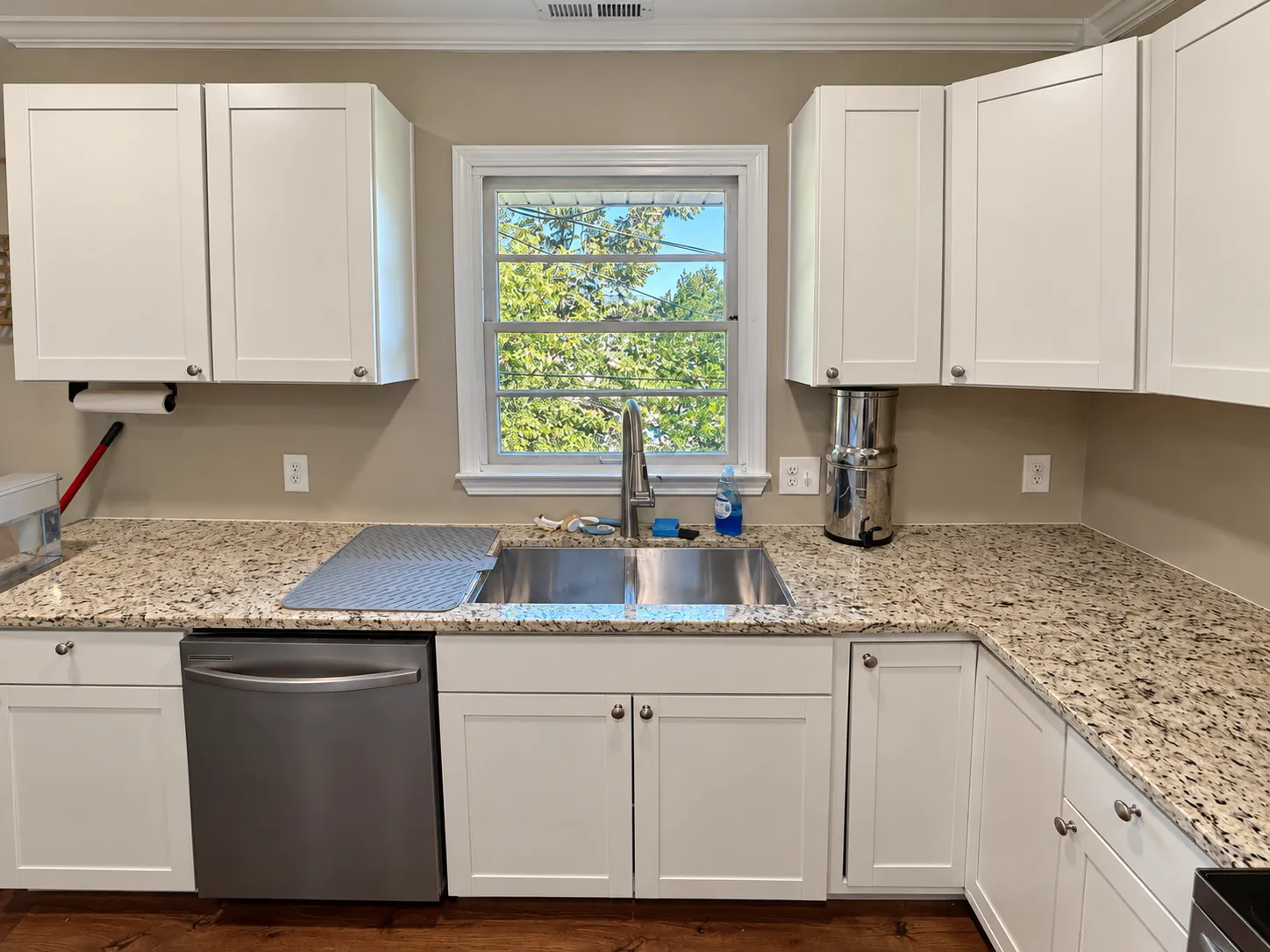 Kitchen sink and dishwasher